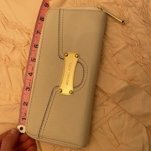 Michael KORS NEW without tags (still has cardboard inserts inside).